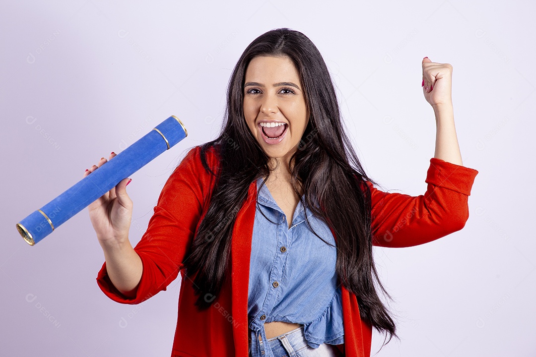 Linda mulher jovem segurando canudo de formatura sobre fundo isolado branco