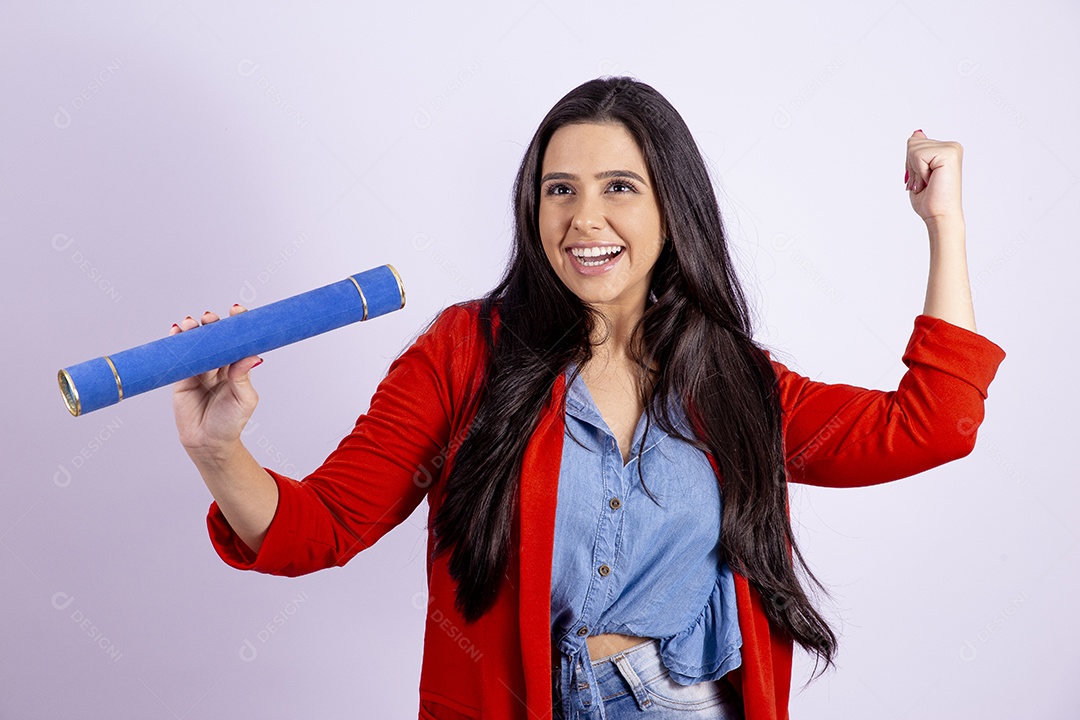 Linda mulher jovem segurando canudo de formatura sobre fundo isolado branco