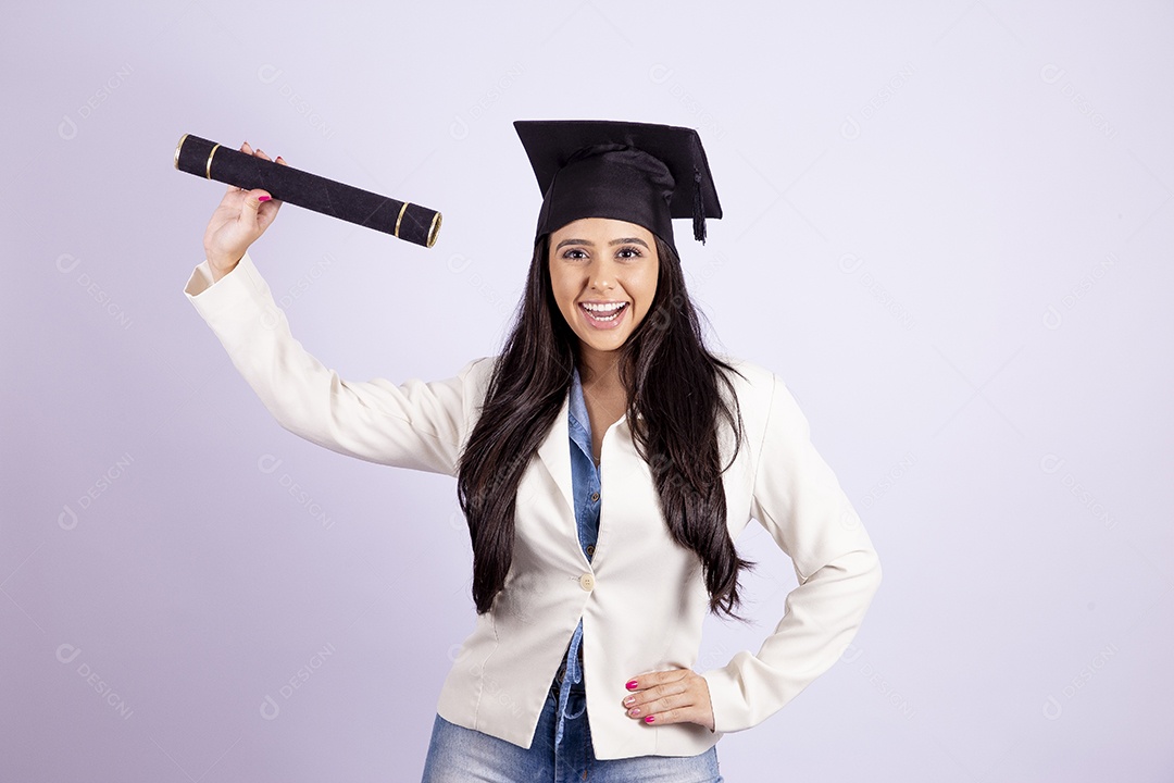 Linda mulher jovem usando capelo e segurando canudo de formatura sobre fundo isolado branco