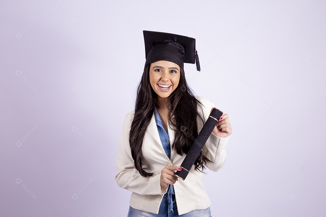 Linda mulher jovem usando capelo e segurando canudo de formatura sobre fundo isolado branco