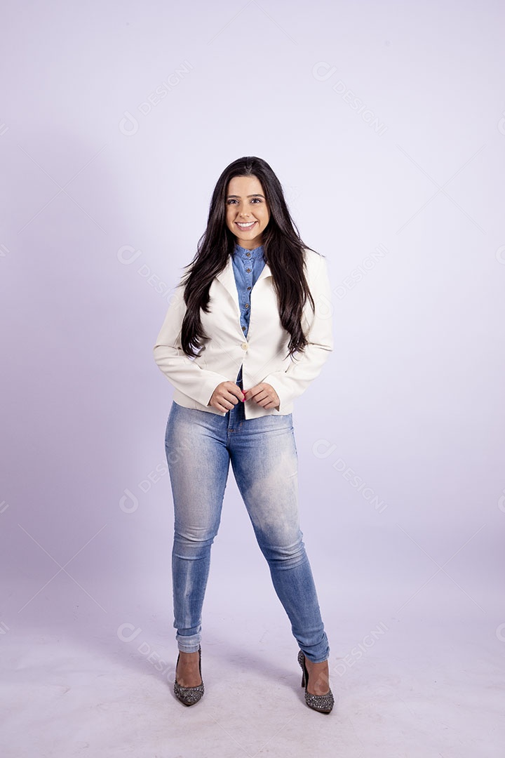 Linda mulher jovem sobre fundo isolado branco