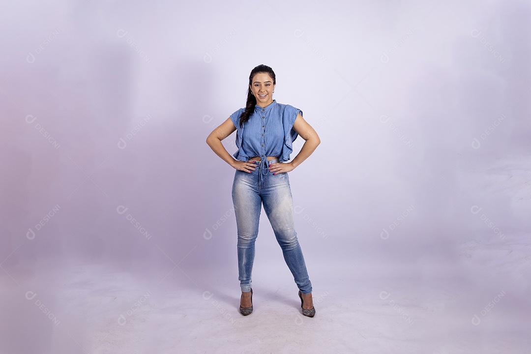 Linda mulher jovem sobre fundo isolado branco