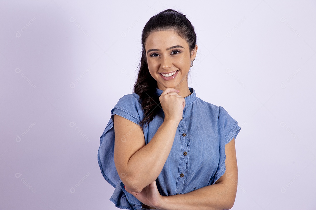 Linda mulher jovem sobre fundo isolado branco