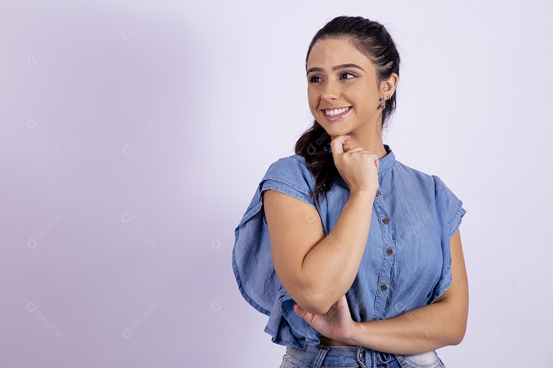 Linda mulher jovem sobre fundo isolado branco