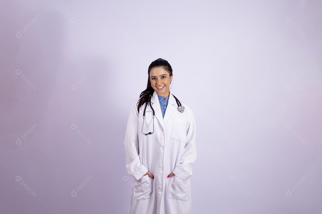 Linda mulher medica usando jaleco branco sobre fundo isolado