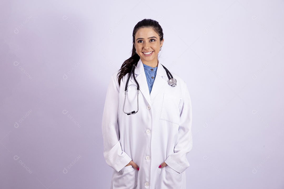 Linda mulher medica usando jaleco branco sobre fundo isolado