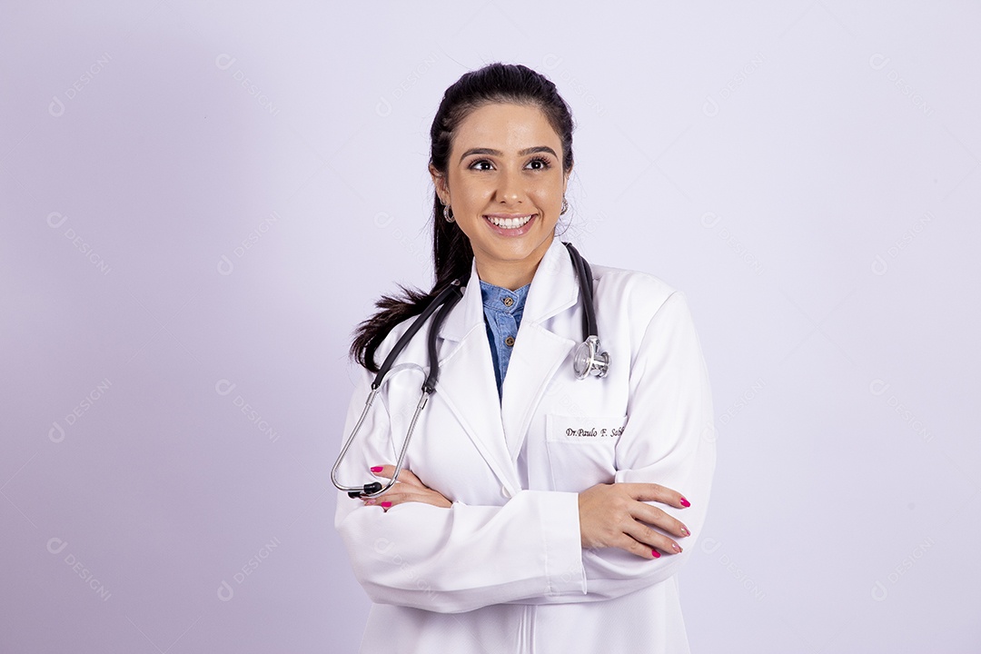 Linda mulher medica usando jaleco branco sobre fundo isolado