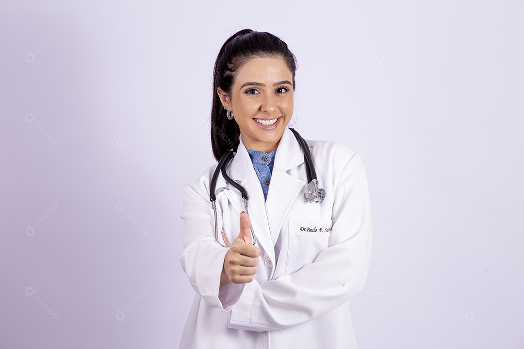 Linda mulher medica usando jaleco branco sobre fundo isolado