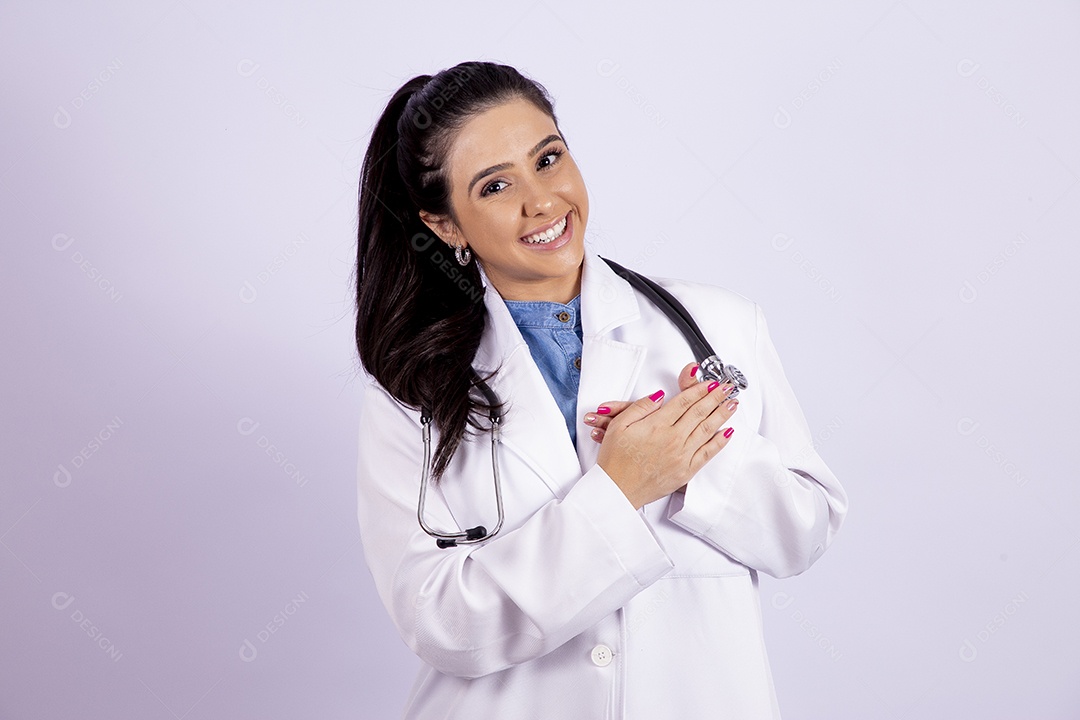 Linda mulher medica usando jaleco branco sobre fundo isolado