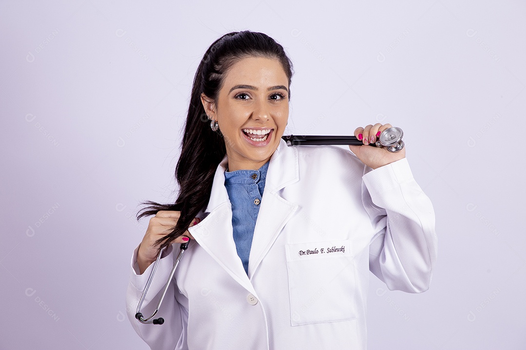 Linda mulher medica usando jaleco branco sobre fundo isolado