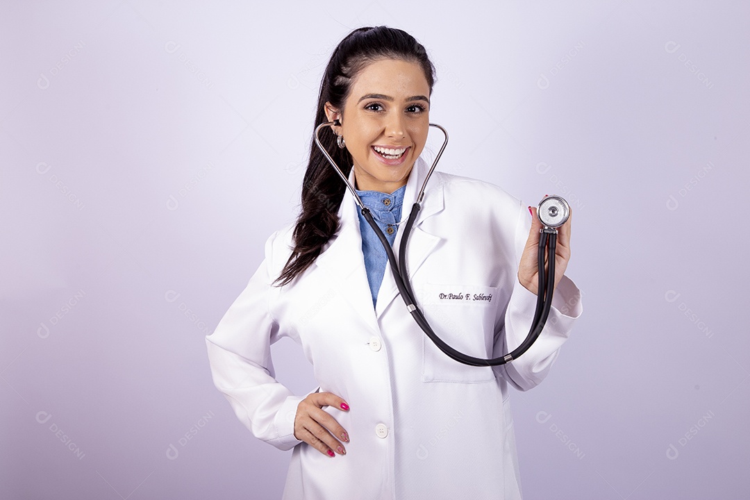 Linda mulher medica usando jaleco branco sobre fundo isolado