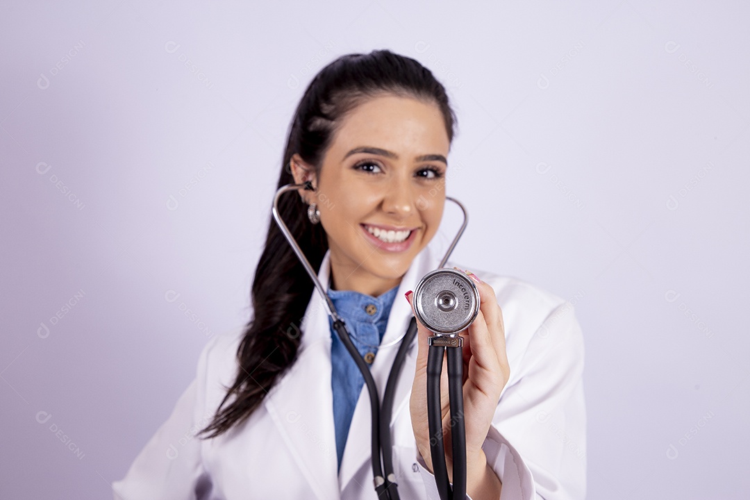 Linda mulher medica usando jaleco branco sobre fundo isolado