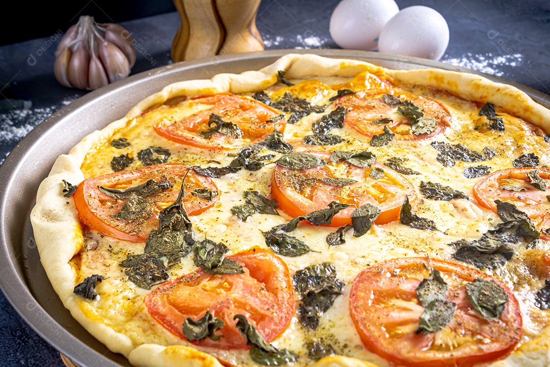 Deliciosa pizza margherita com manjericão, alho, tomate, ovos.