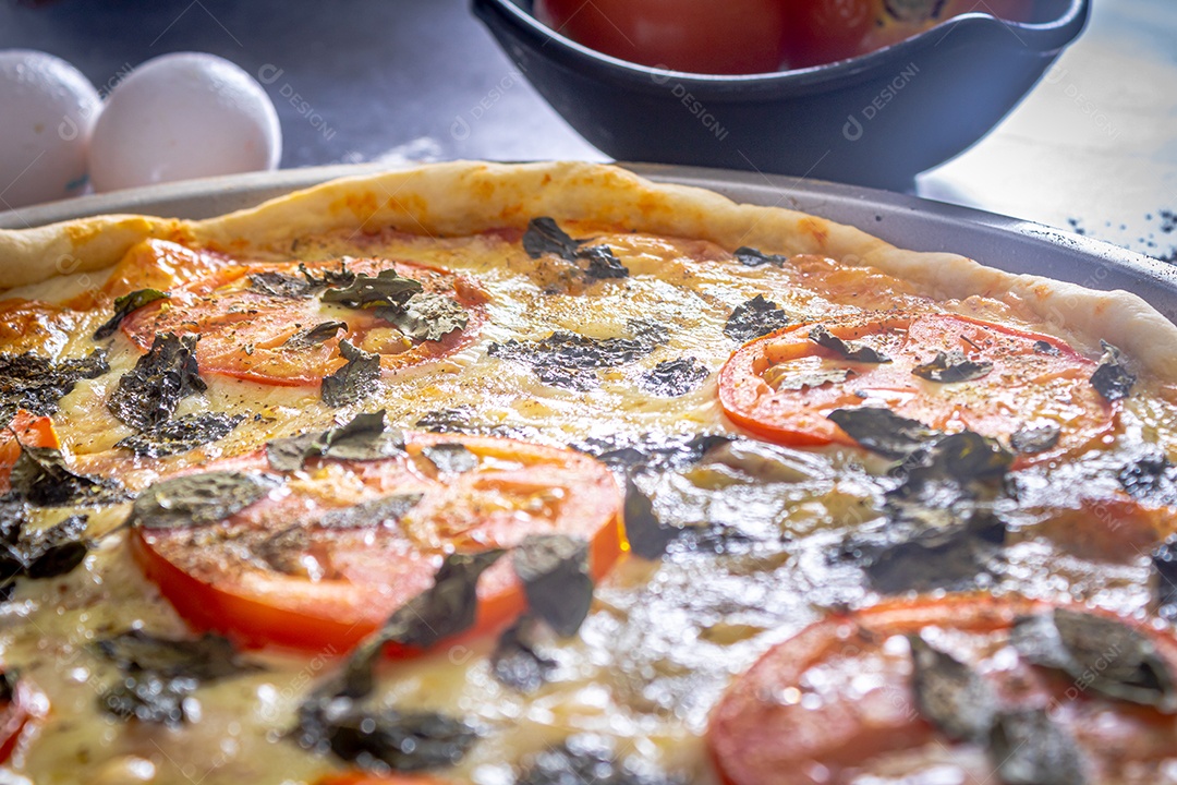 Deliciosa pizza margherita com manjericão, alho, tomate, ovos.