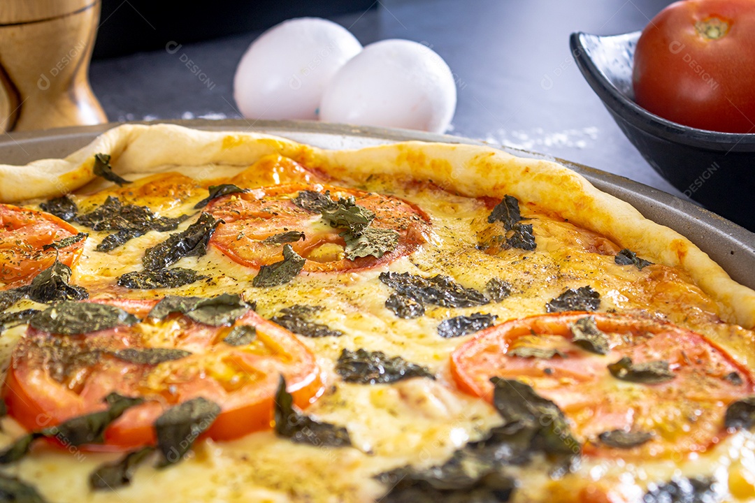 Deliciosa pizza margherita com manjericão, alho, tomate, ovos.