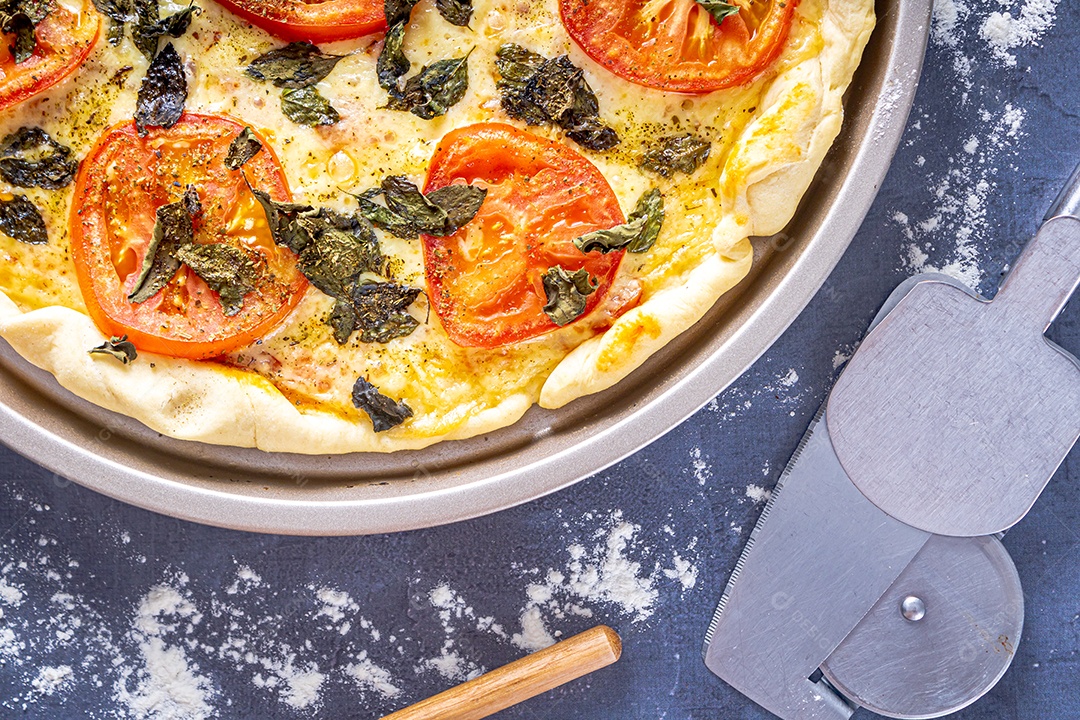 Deliciosa pizza margherita com manjericão, alho, tomate, ovos.