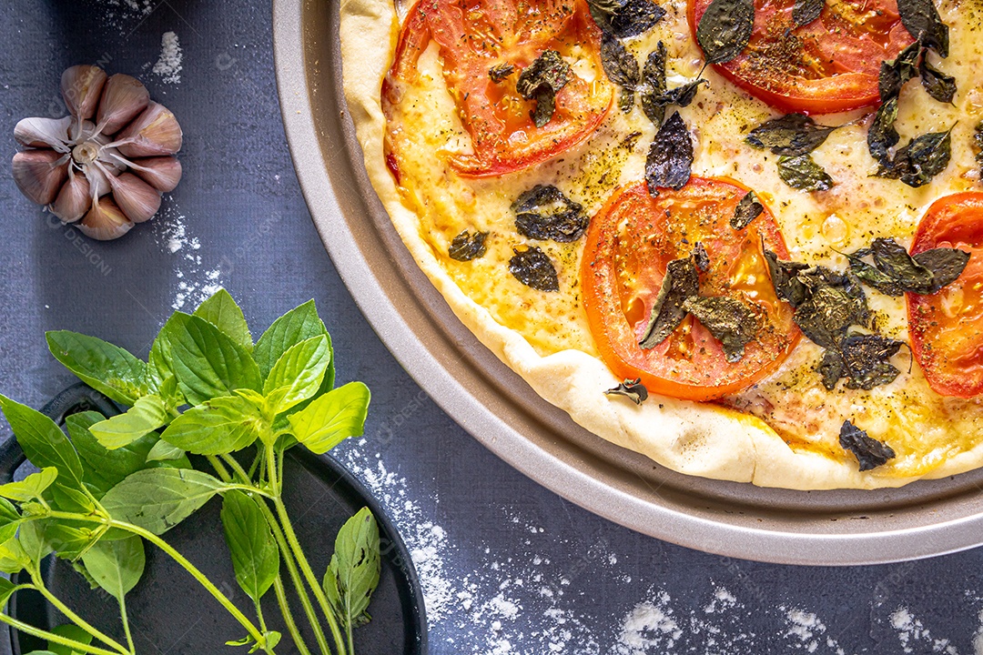 Deliciosa pizza margherita com manjericão, alho, tomate, ovos.