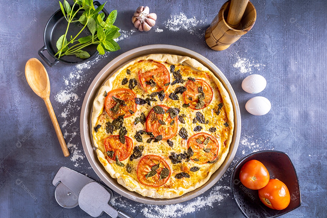 Deliciosa pizza margherita com manjericão, alho, tomate, ovos.