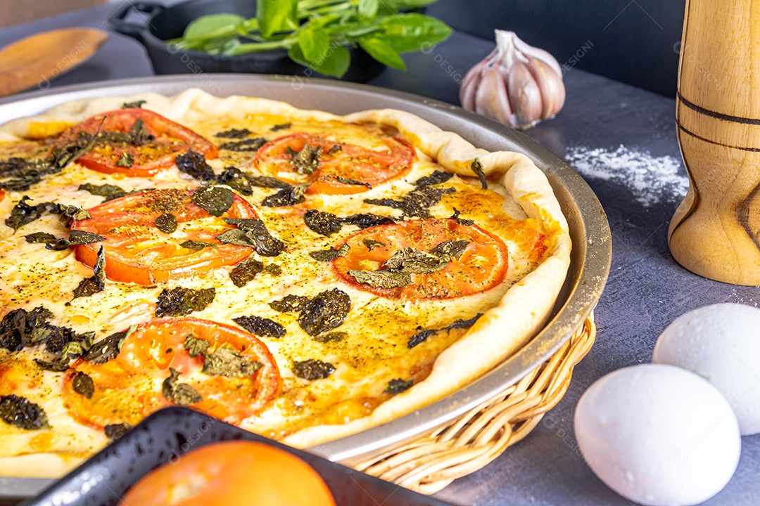 Deliciosa pizza margherita com manjericão, alho, tomate, ovos.