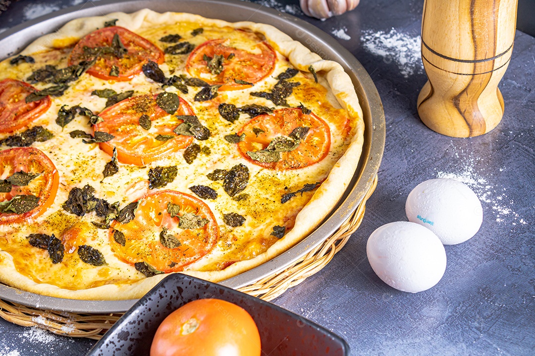 Deliciosa pizza margherita com manjericão, alho, tomate, ovos.