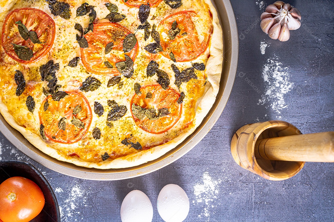 Deliciosa pizza margherita com manjericão, alho, tomate, ovos.