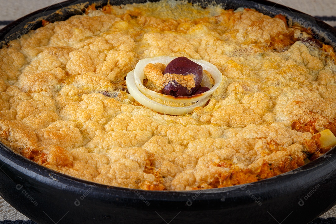 Torta caseira vegetariana, azeitona com tomate, cebola e legumes. Torta Capixaba