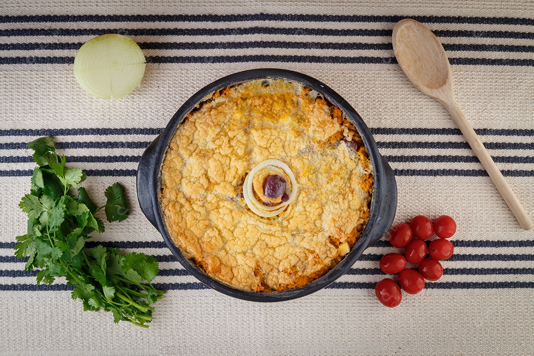 Torta caseira vegetariana, azeitona com tomate, cebola e legumes. Torta Capixaba