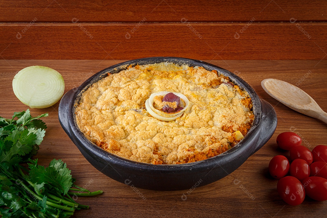 Torta caseira vegetariana, azeitona com tomate, cebola e legumes. Torta Capixaba