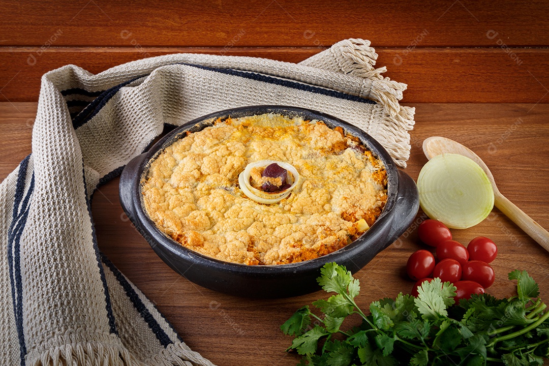 Torta caseira vegetariana, azeitona com tomate, cebola e legumes. Torta Capixaba