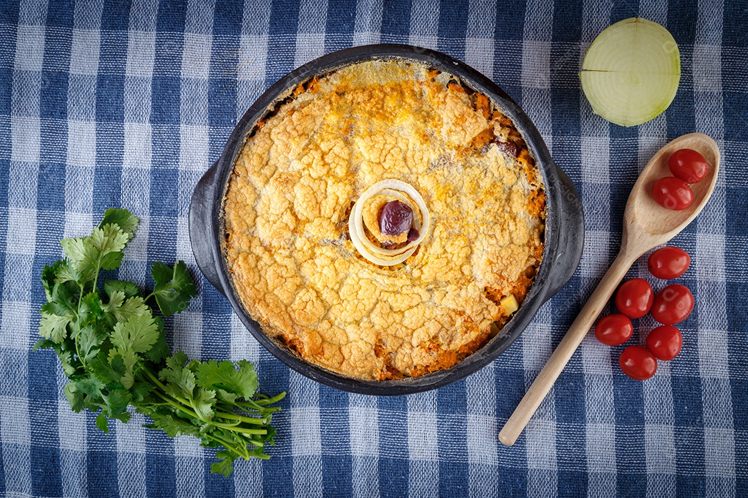 Torta caseira vegetariana, azeitona com tomate, cebola e legumes. Torta Capixaba