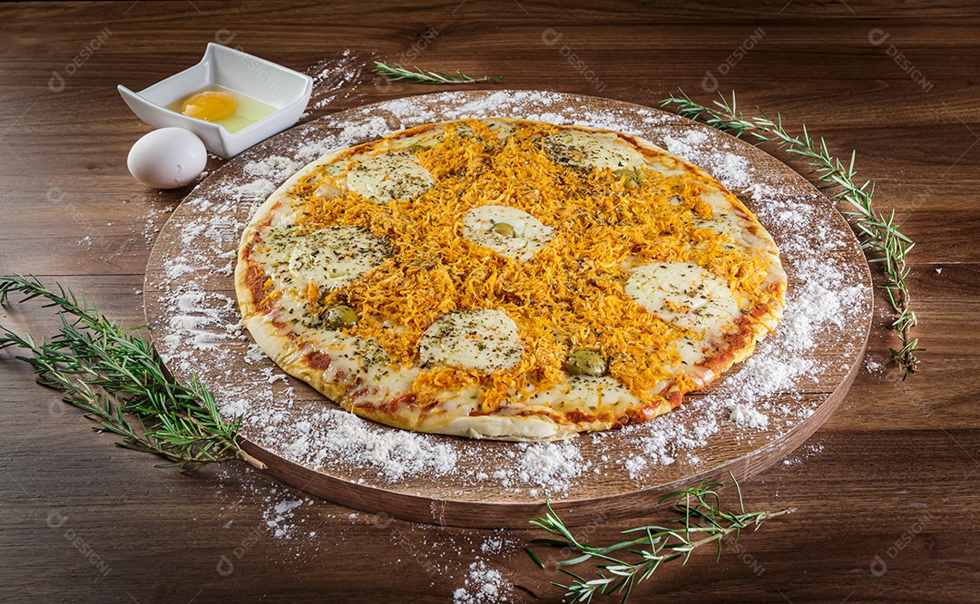 Deliciosa pizza de frango com catupiry, orégano, azeitonas e molho de tomate.