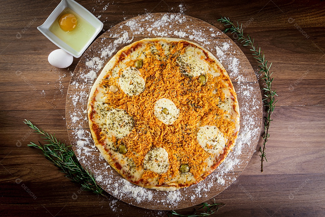 Deliciosa pizza de frango com catupiry, orégano, azeitonas e molho de tomate.