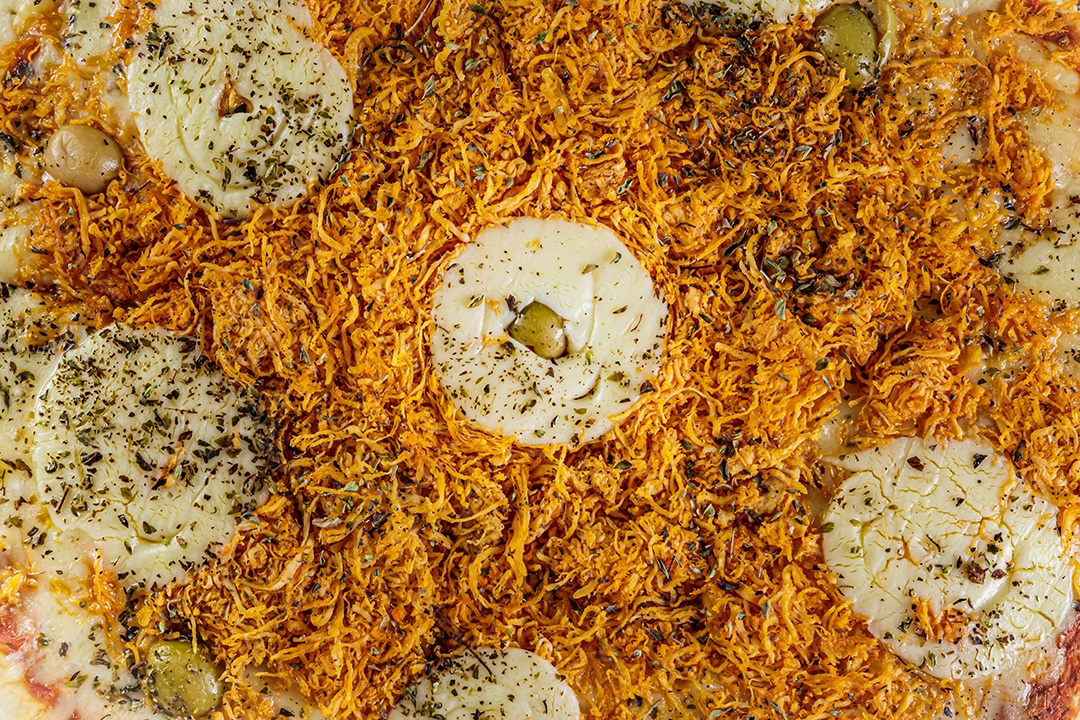 Deliciosa pizza de frango com catupiry, orégano, azeitonas e molho de tomate.