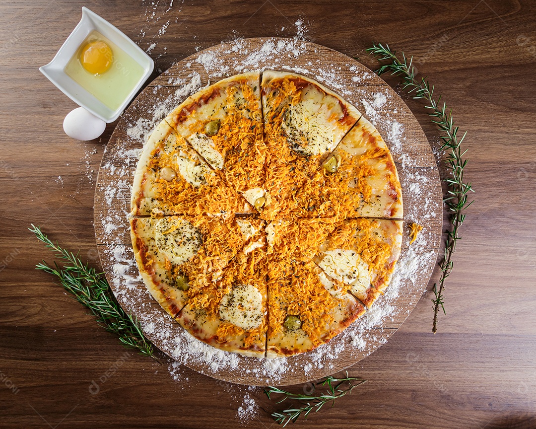 Deliciosa pizza de frango com catupiry, orégano, azeitonas e molho de tomate.