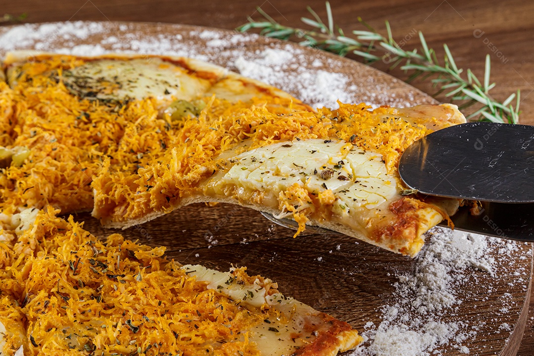 Deliciosa pizza de frango com catupiry, orégano, azeitonas e molho de tomate.