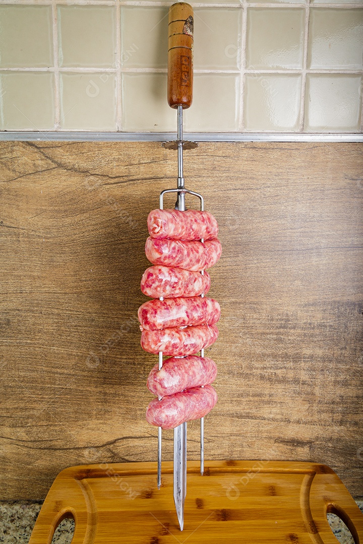 Linguiças de churrasco em espetos