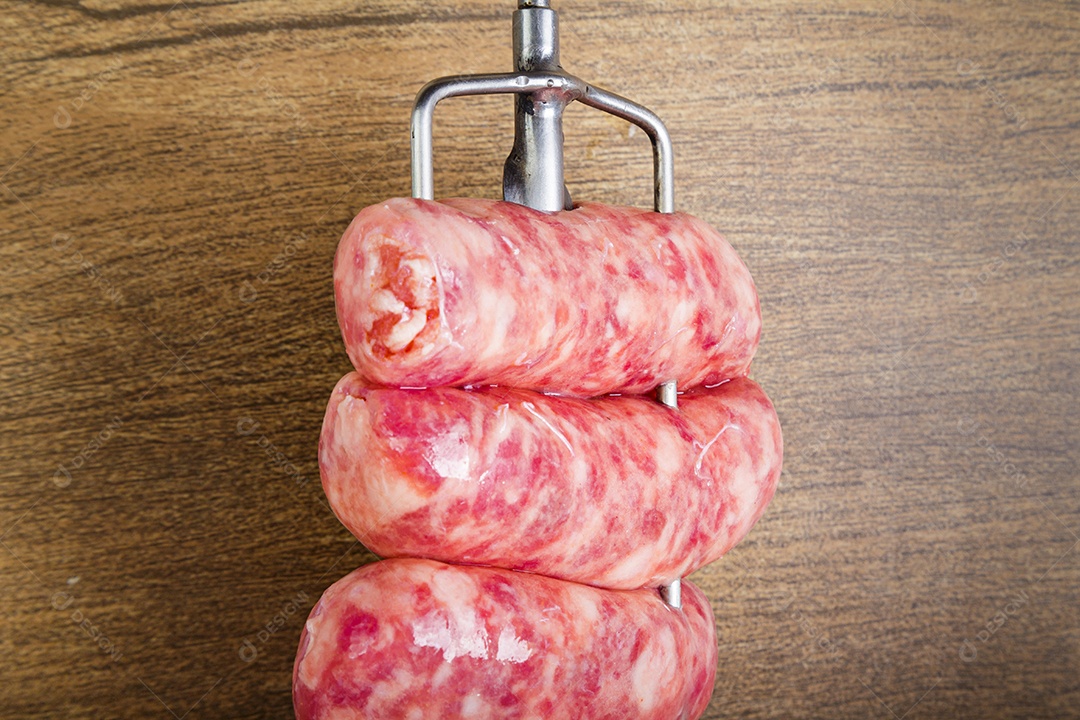 Linguiças de churrasco em espetos