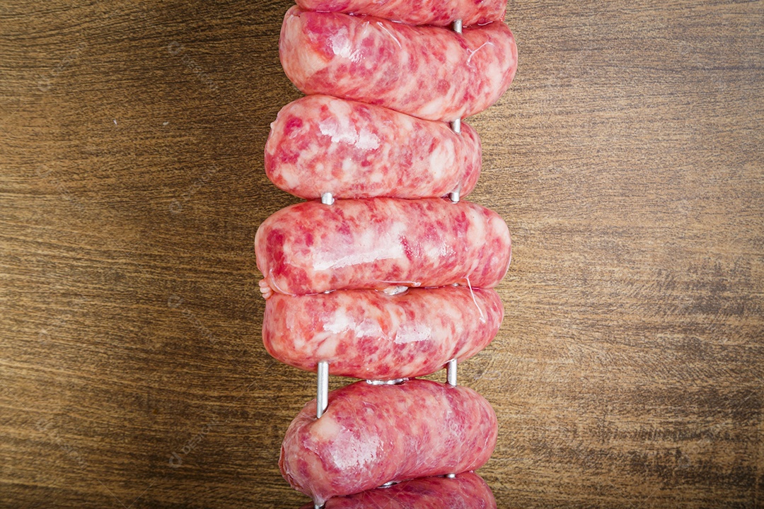 Linguiças de churrasco em espetos