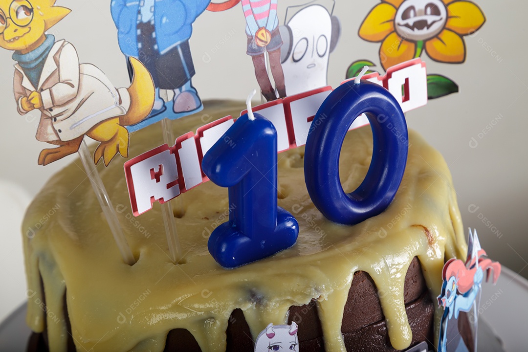 Bolo de aniversário confeitado e decorado