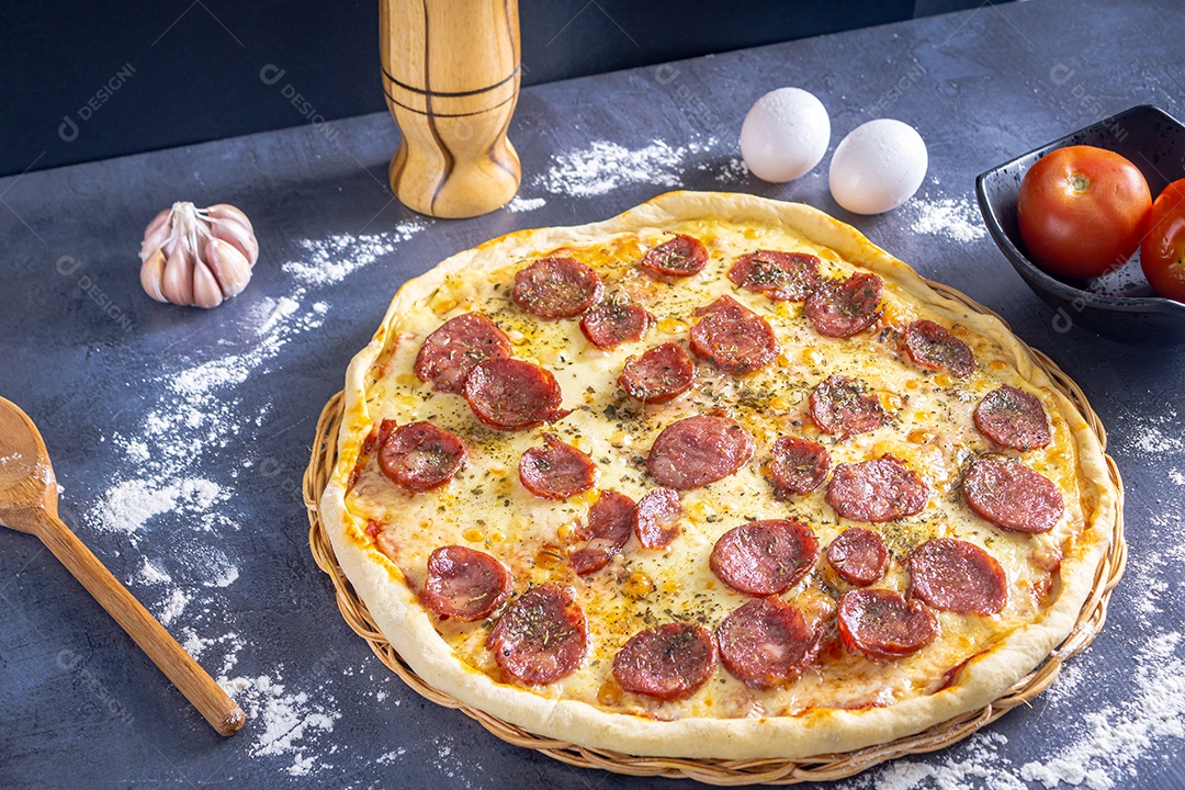 Deliciosa pizza de pepperoni com ovos, trigo, alho, tomate