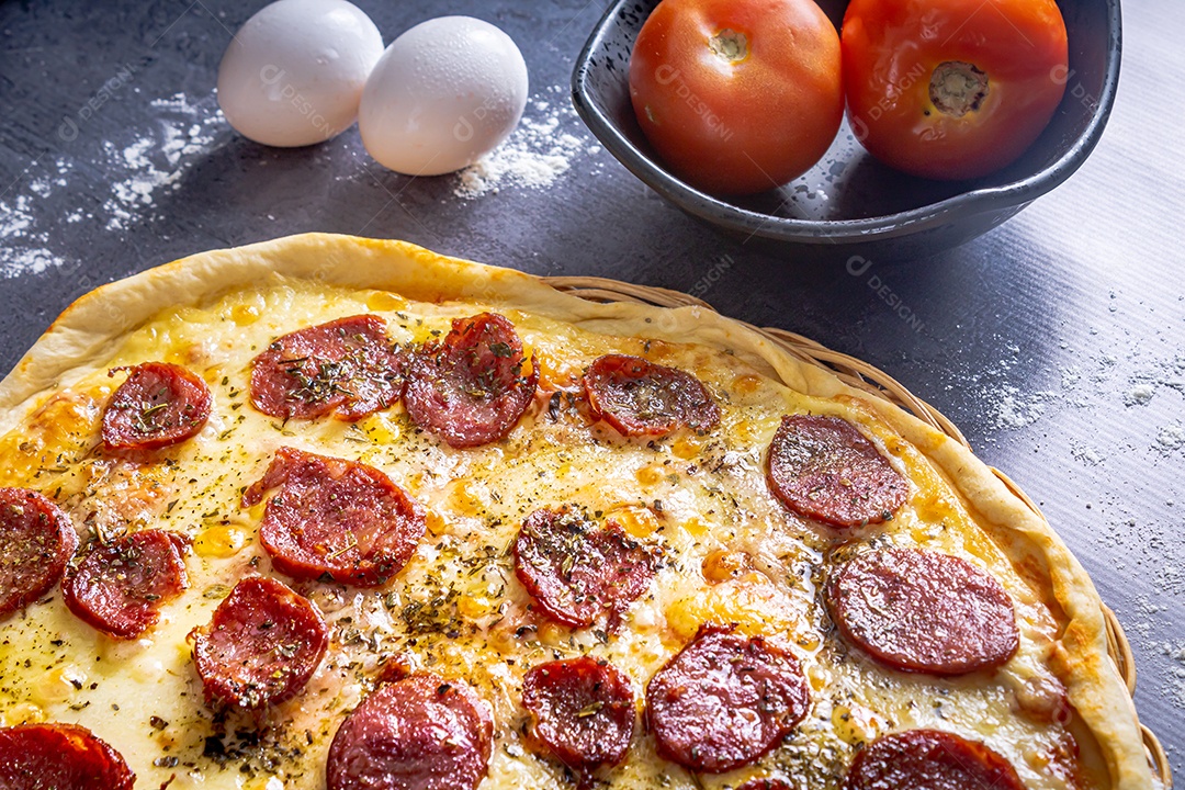 Deliciosa pizza de calabresa com ovos, trigo, alho, tomate e queijo.