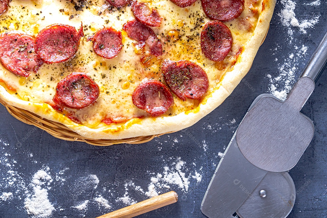 Deliciosa pizza de calabresa com ovos, trigo, alho, tomate e queijo.