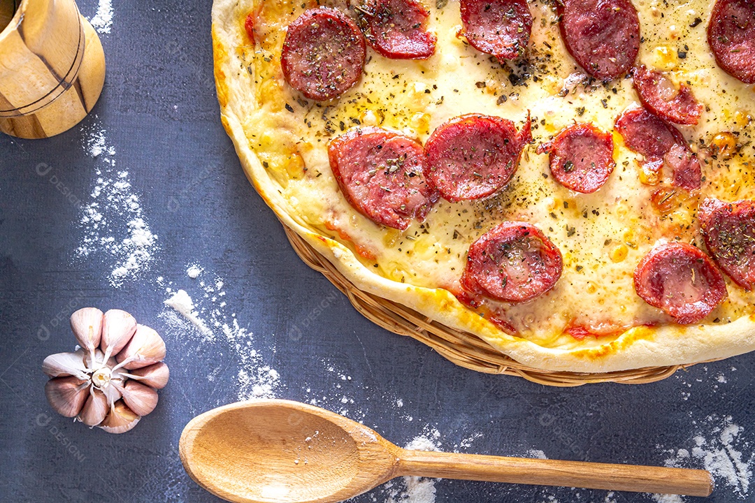 Deliciosa pizza de calabresa com ovos, trigo, alho, tomate e queijo.