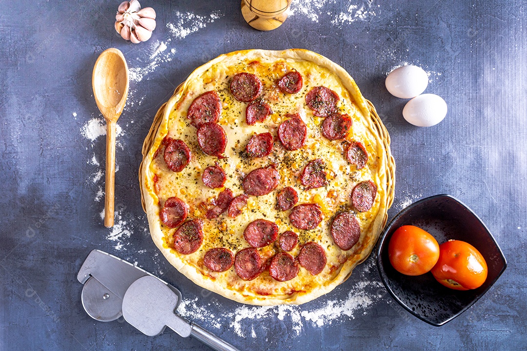 Deliciosa pizza de calabresa com ovos, trigo, alho, tomate e queijo.
