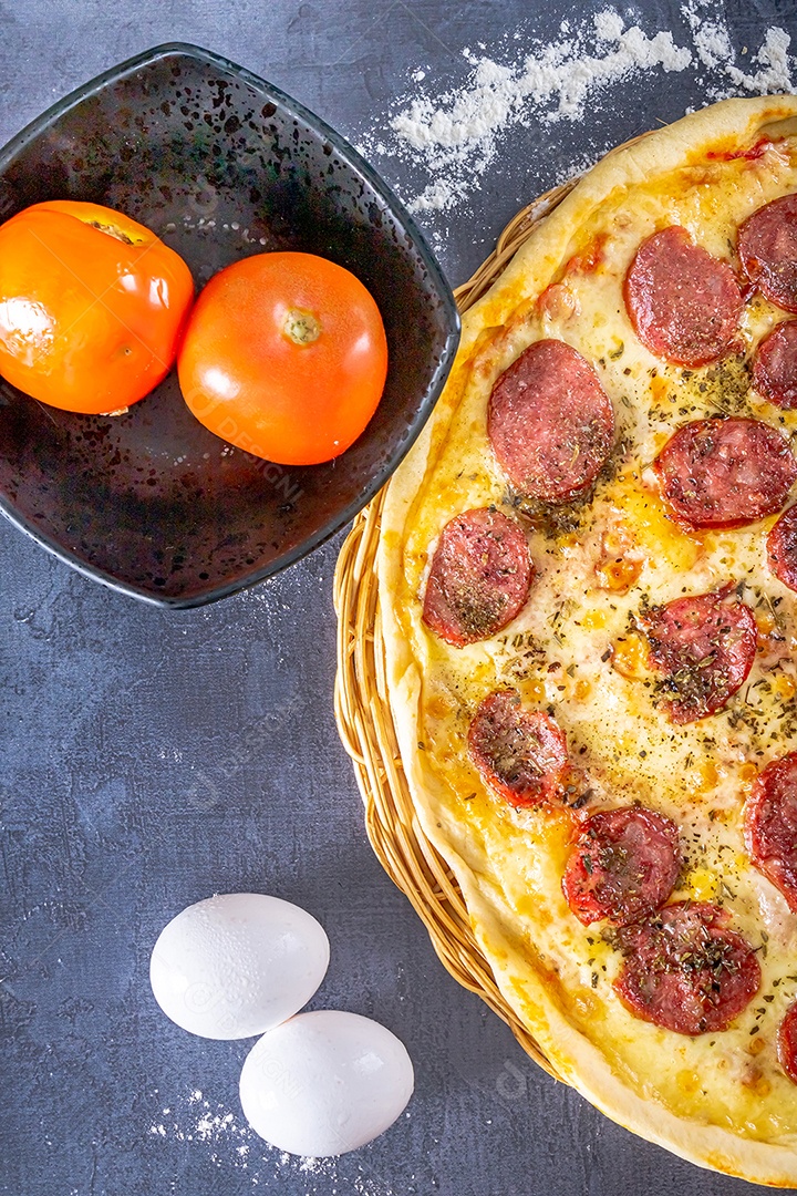 Deliciosa pizza de calabresa com ovos, trigo, alho, tomate e queijo.