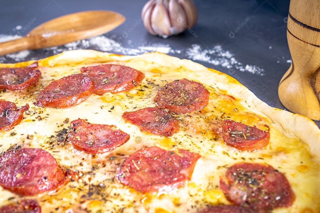 Deliciosa pizza de calabresa com ovos, trigo, alho, tomate e queijo.