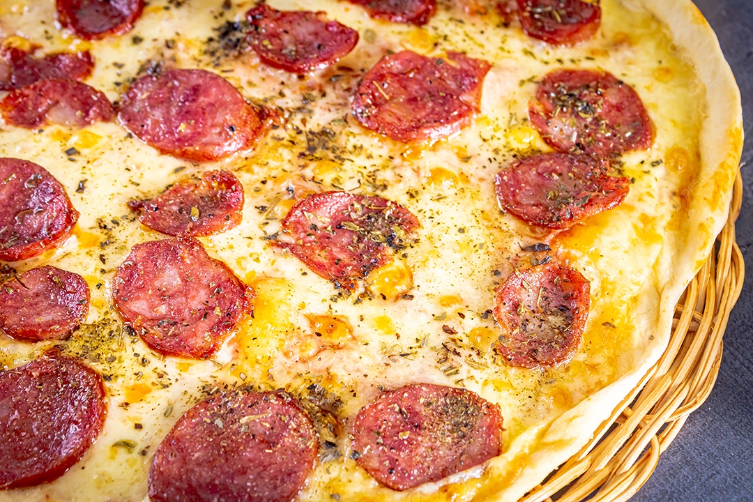 Deliciosa pizza de calabresa com ovos, trigo, alho, tomate e queijo.