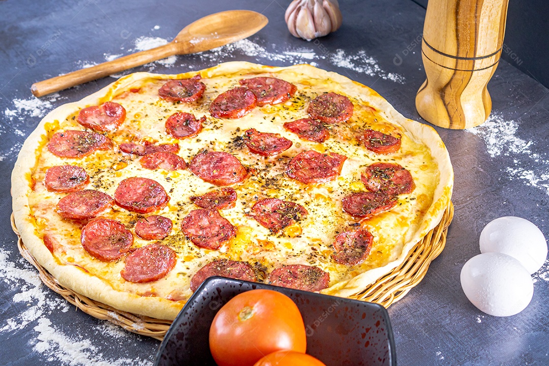 Deliciosa pizza de calabresa com ovos, trigo, alho, tomate e queijo.