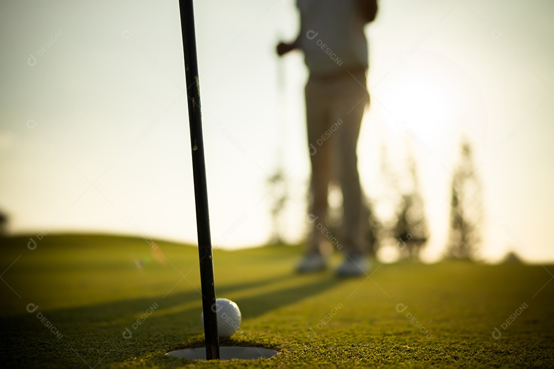 Jogadores de golfe profissional taco acertando a bola