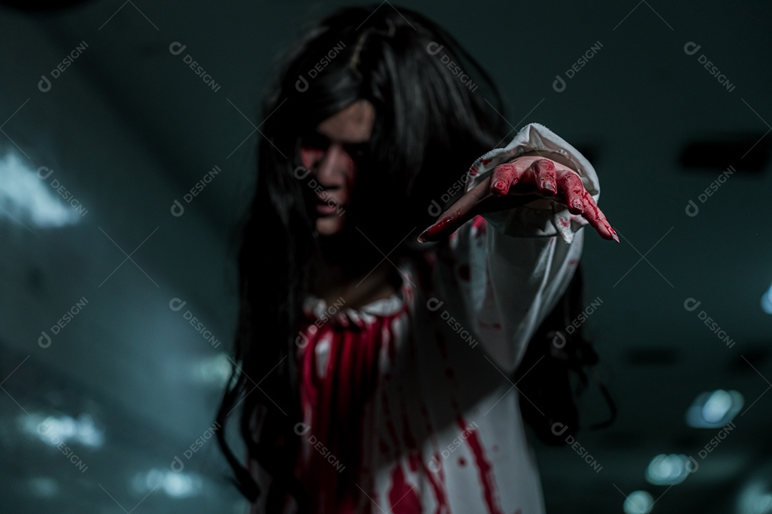 Menina fantasma assustadora festival de halloween.